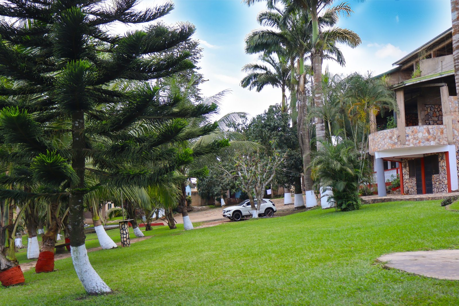 ”Sweet Mother Hotel Aburi outdoor lounge